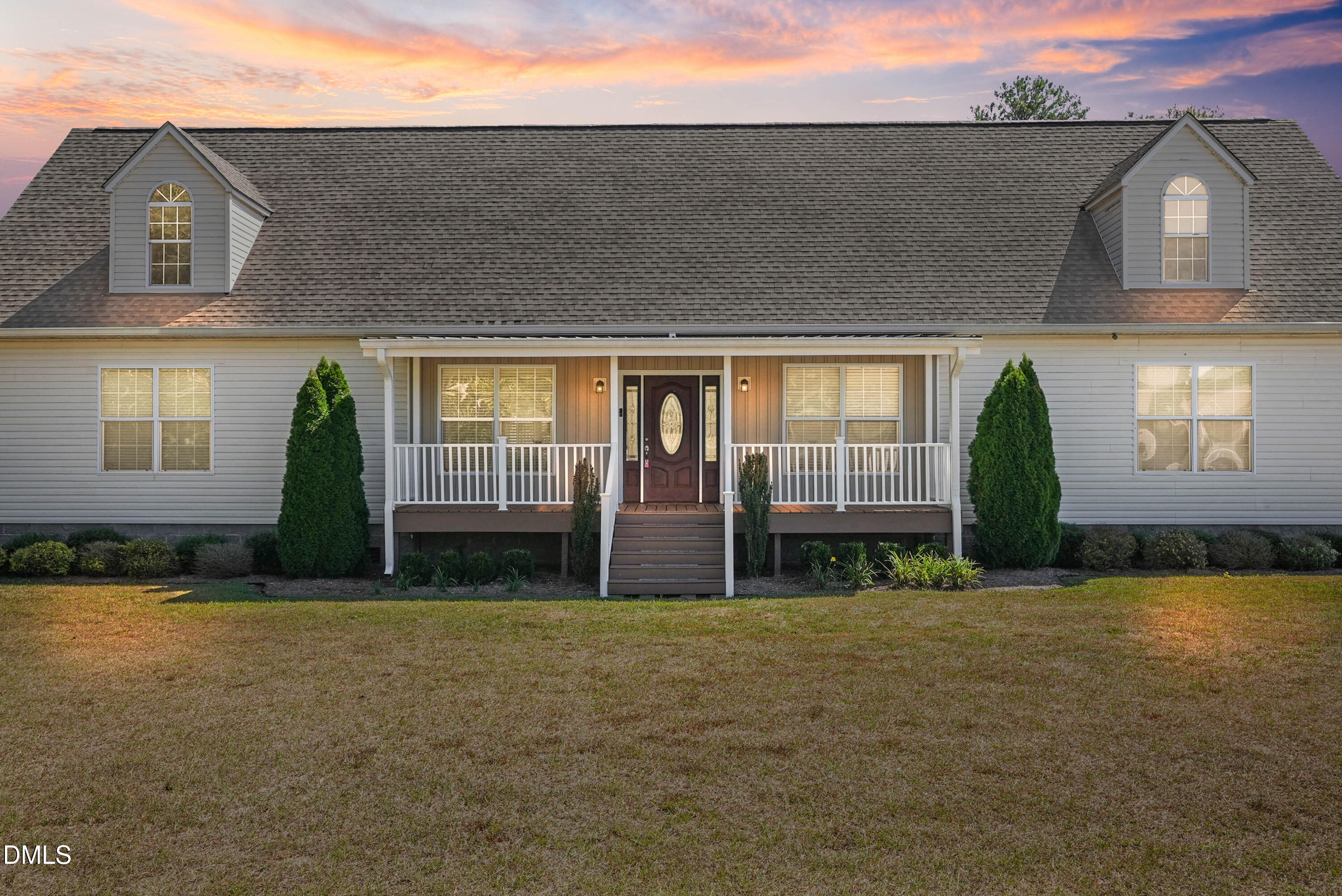 a view of a house with roof and a yard