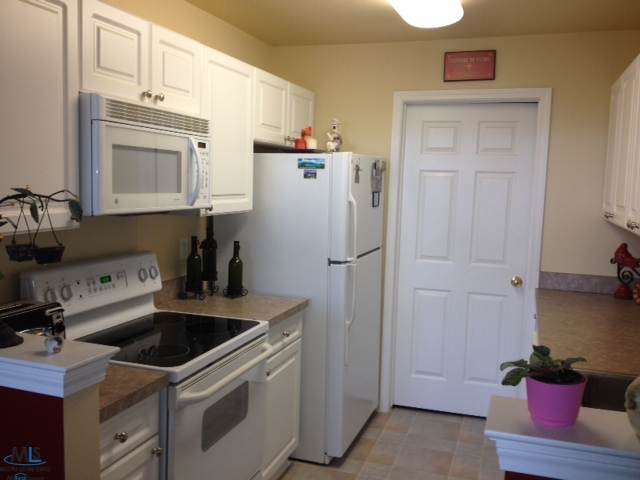 5360 Brookemonte Circle Rochester, MI 48306 - Photo 6 of 14 Kitchen