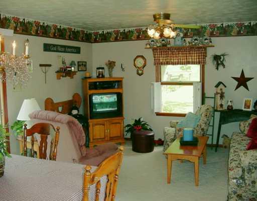 113 Main Street Irwin, PA 15642 - Photo 4 of 8 Den/Family/Great Room.