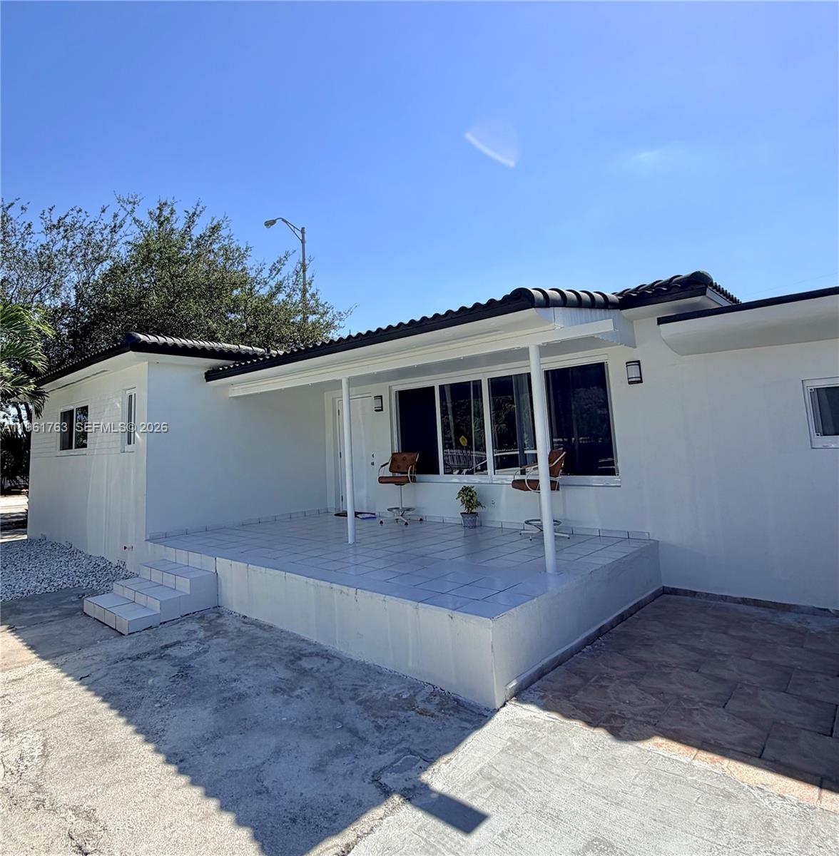 a view of a house with backyard