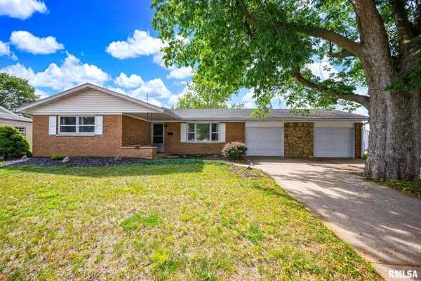 $199,500 | 115 South Sweetbriar Drive, Chillicothe, IL 61523