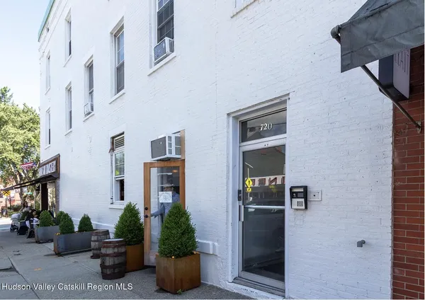 $1,950 | 720-724 Warren Street, Unit 8, Hudson, NY 12534