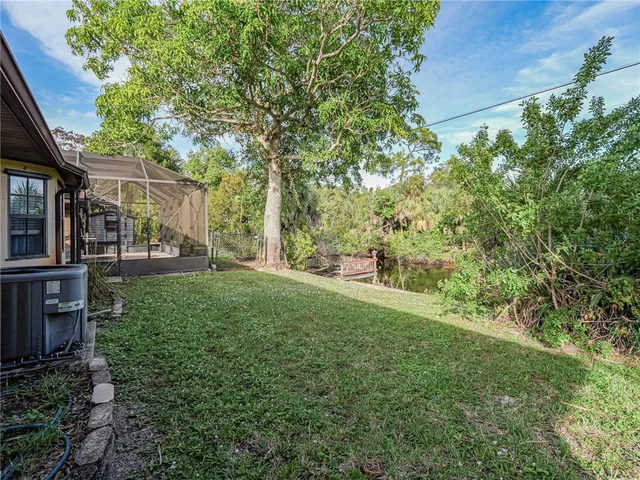 a view of yard with green space