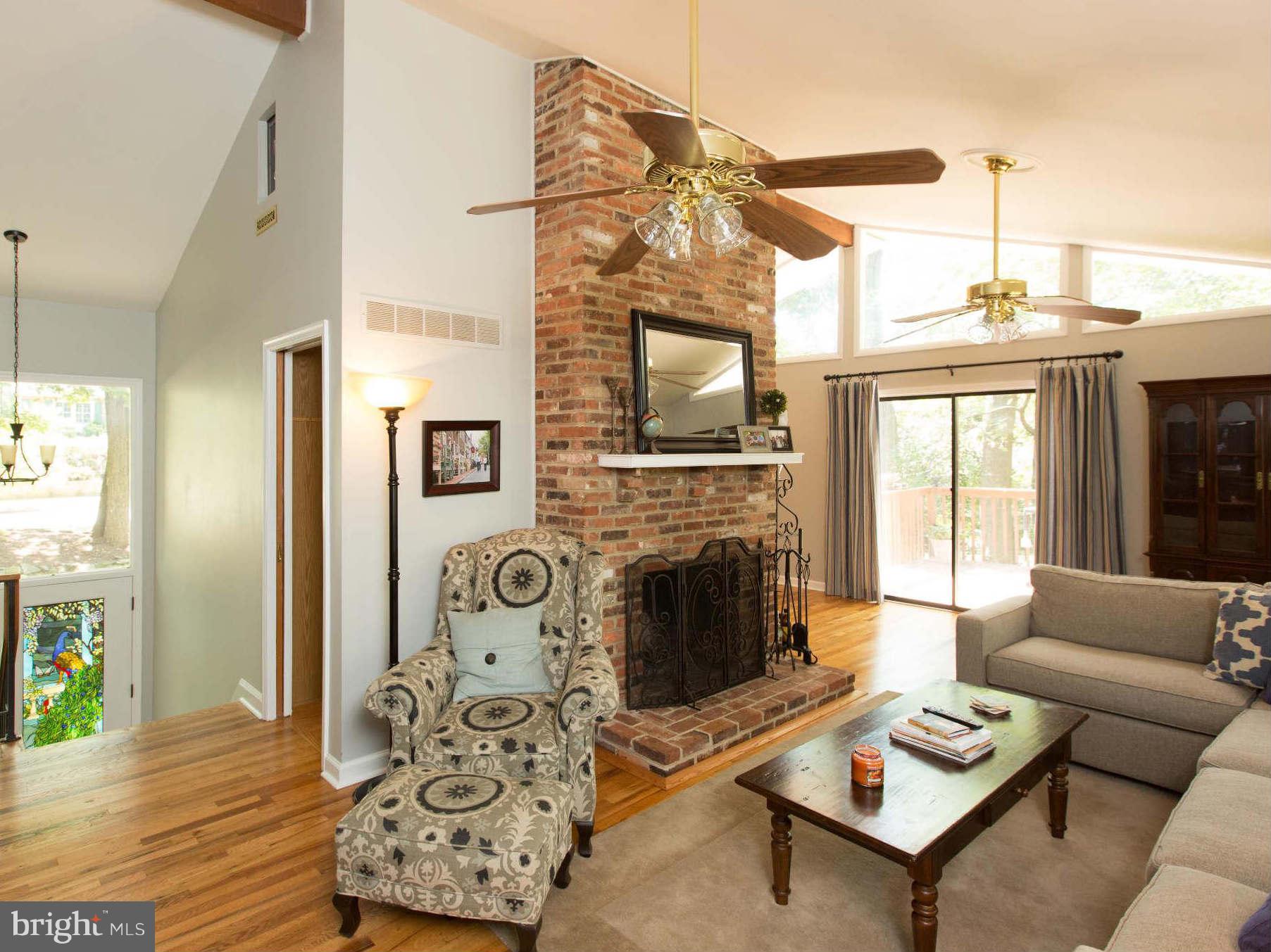 412 Halsey Road Annapolis, MD 21401 - Photo 3 of 28 Living Room