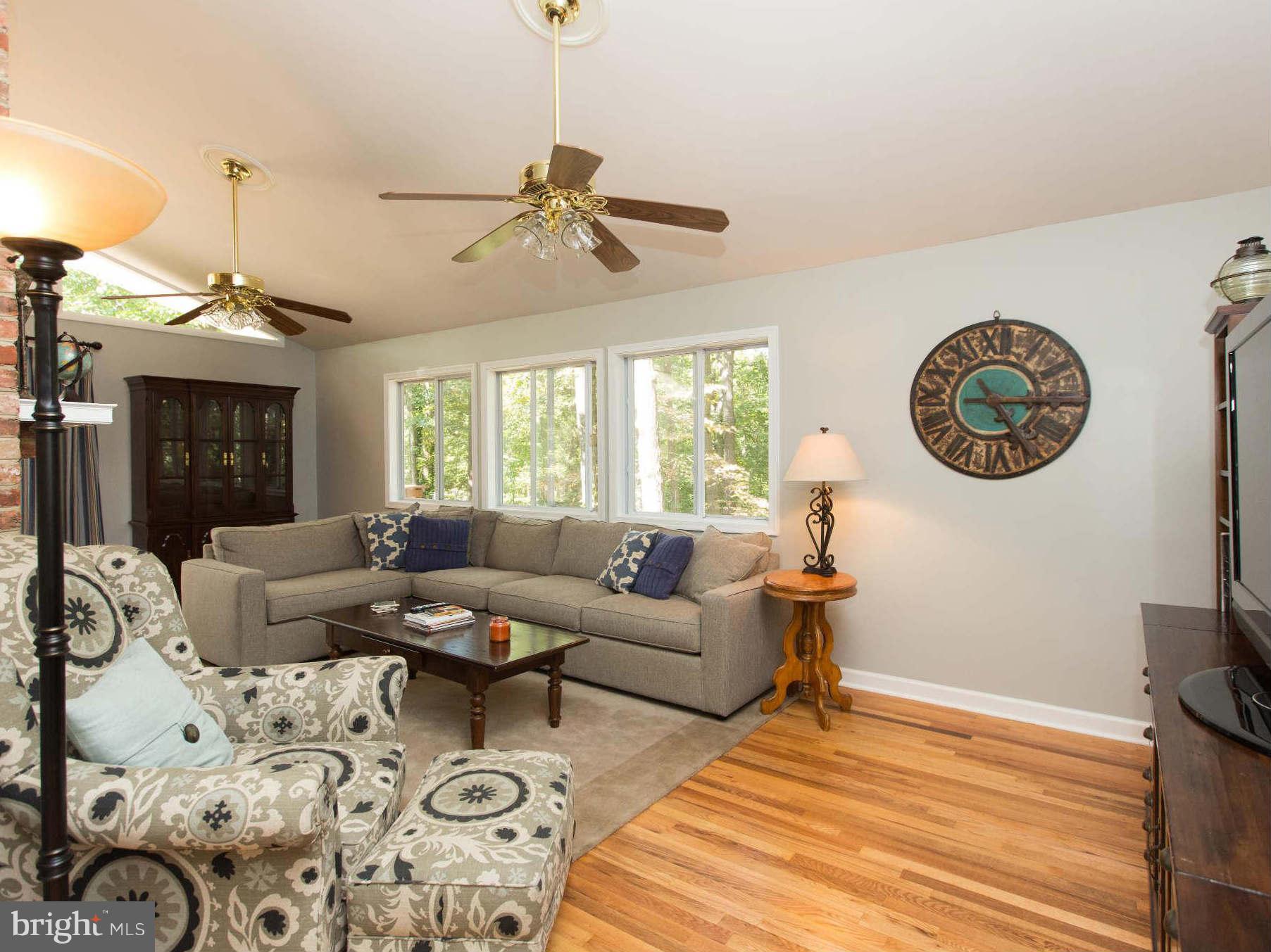 412 Halsey Road Annapolis, MD 21401 - Photo 6 of 28 Living Room