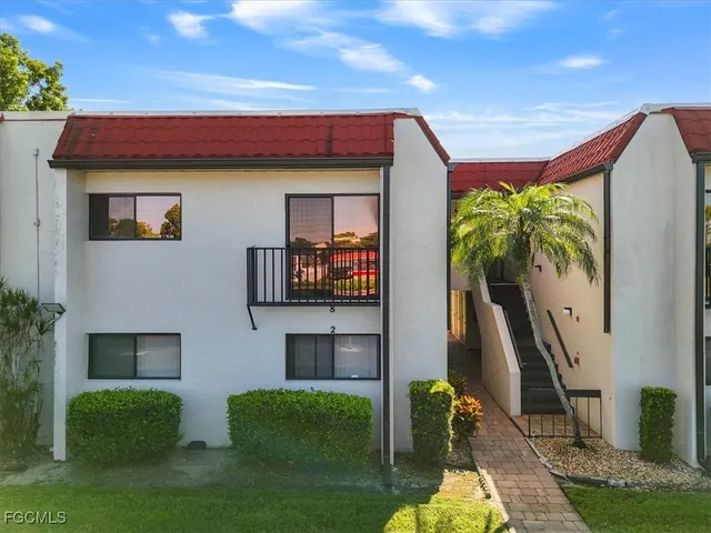 a view of front of house with a yard