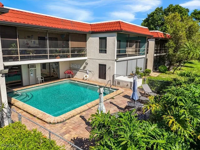 a view of a house with backyard