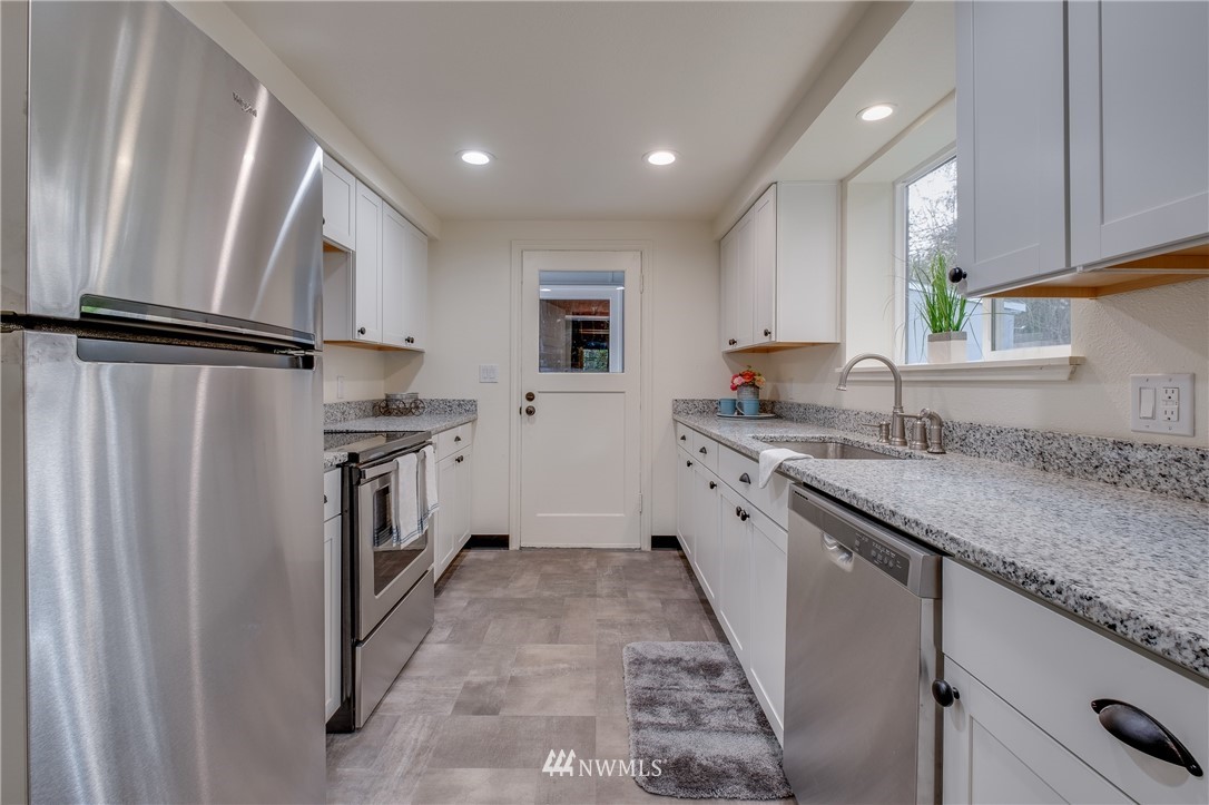 2469 Rocky Point Road Northwest Bremerton, WA 98312 - Photo 13 of 25 Gallery Image 13