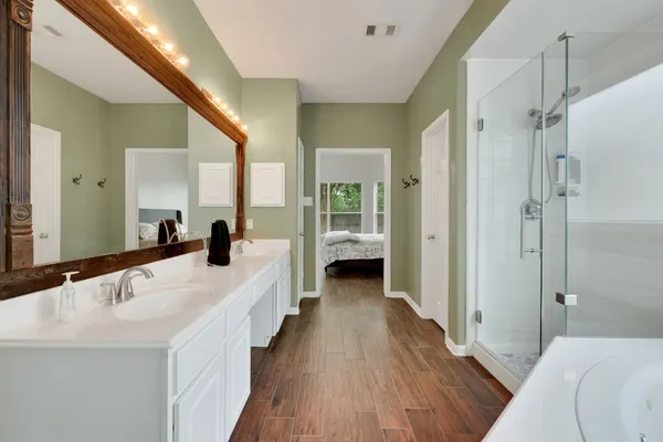 a en suite spacious bathroom with a double vanity sink and a large mirror