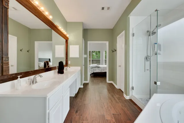 a en suite spacious bathroom with a double vanity sink and a large mirror