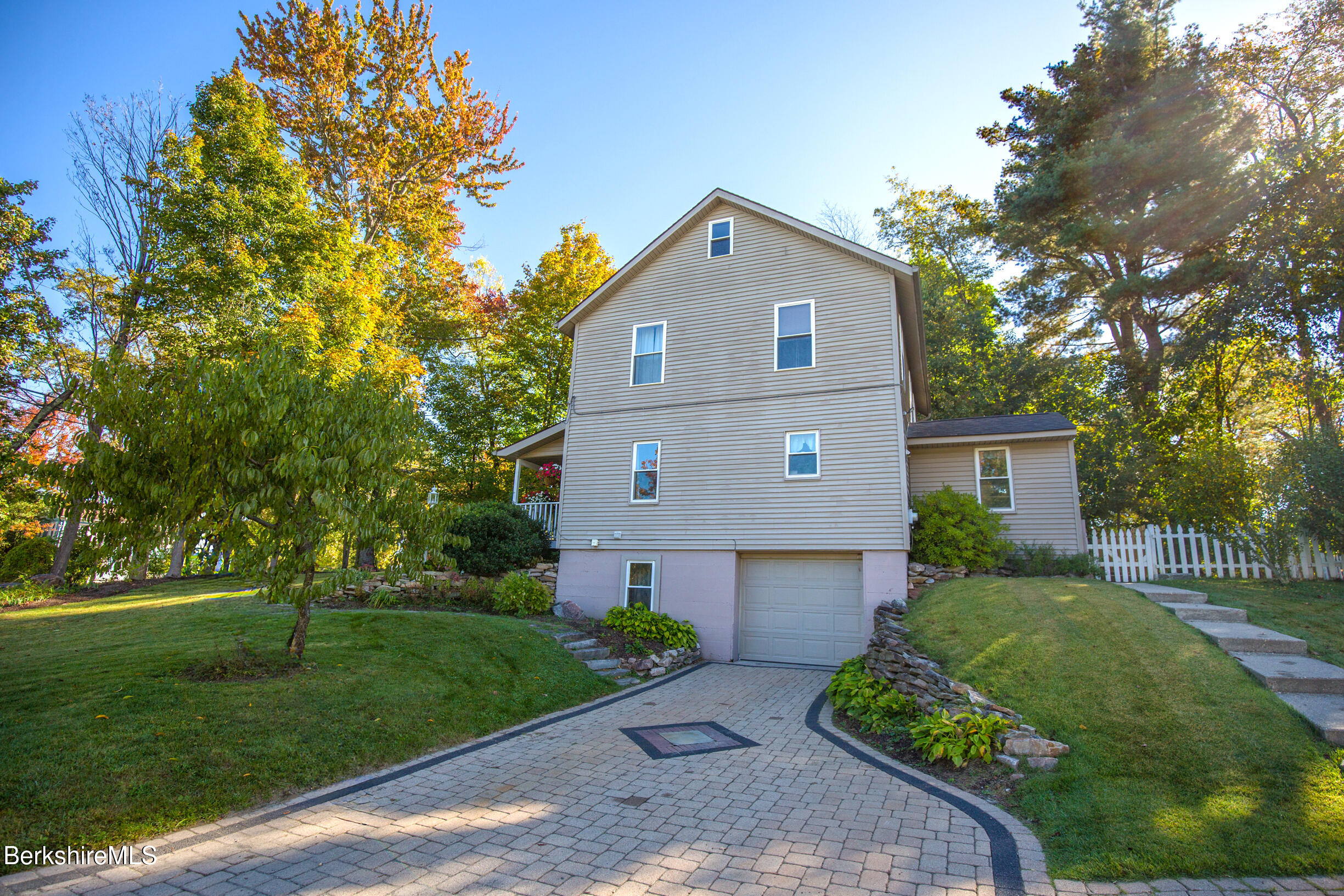 932 Williams Street Pittsfield, MA 01201 - Photo 3 of 41 IMG