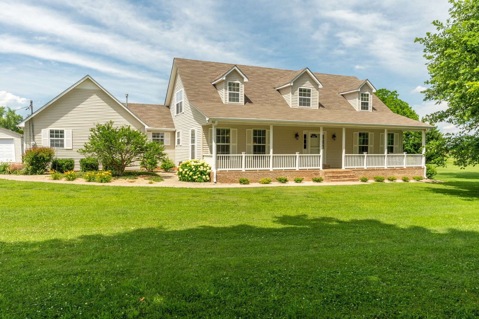 6028 State Line Road Springfield, TN 37172 - Photo 1 of 45 a front view of a house with a garden