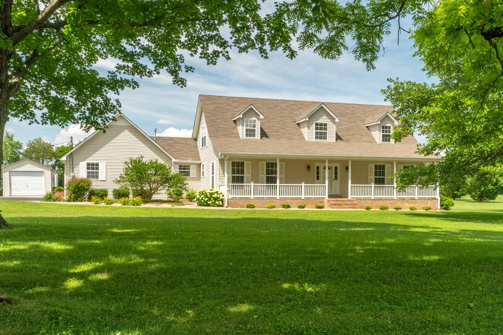 6028 State Line Road Springfield, TN 37172 - Photo 10 of 45 a front view of a house with a garden