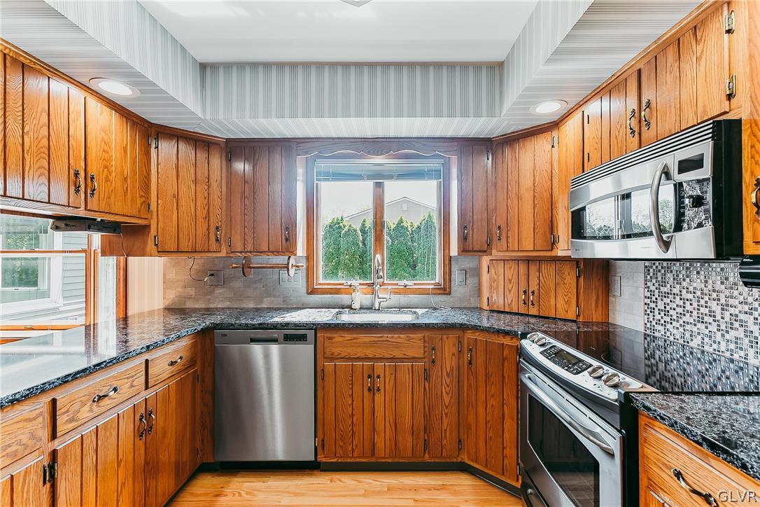 1339 Buck Trail Road Allentown, PA 18104 - Photo 7 of 30 Fully equipped kitchen with stainless steel applia