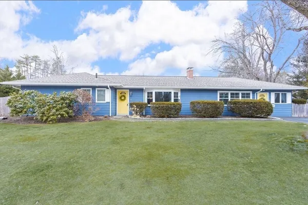 a view of a house with backyard and garden