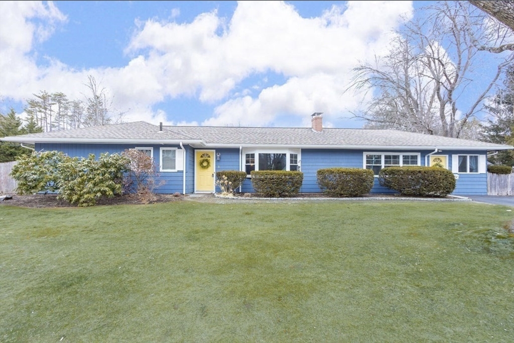 a view of a house with backyard and garden