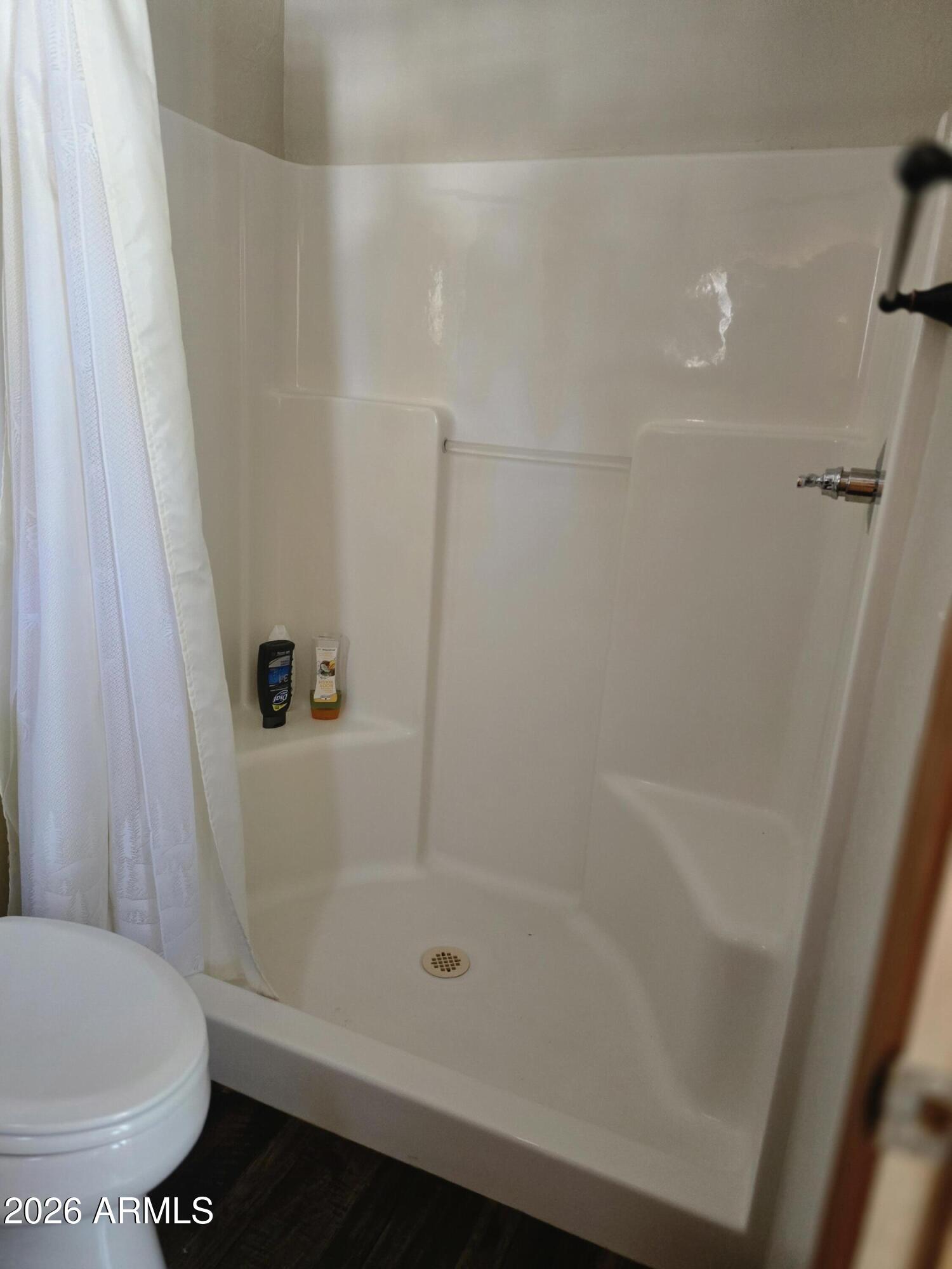 2795 Coyote Ridge Happy Jack, AZ 86024 - Photo 21 of 31 a bathroom with a bathtub and a toilet