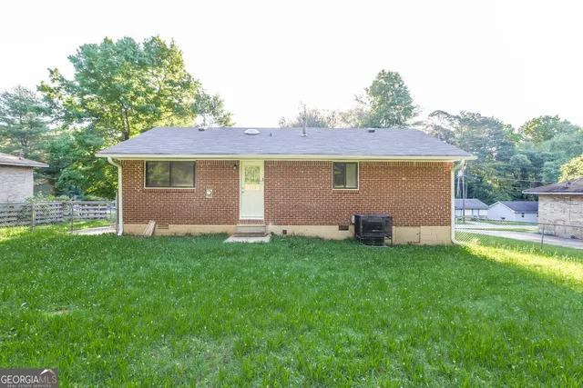 a view of a house with a backyard