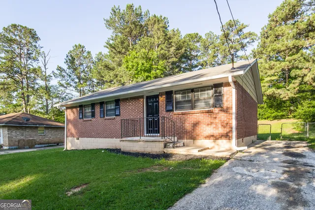 a front view of house with yard