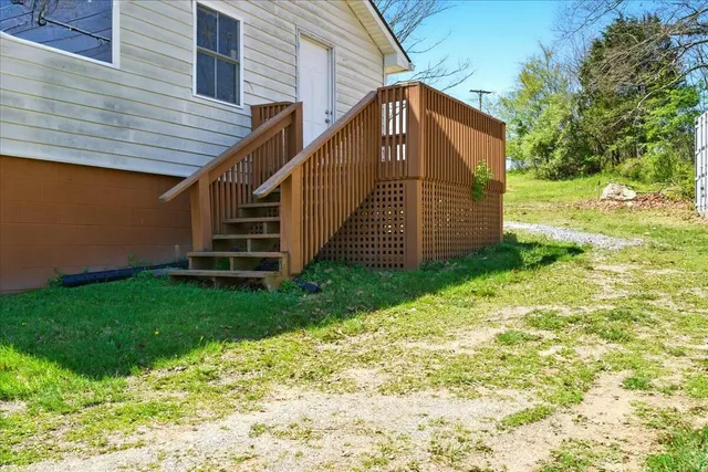 a view of a backyard