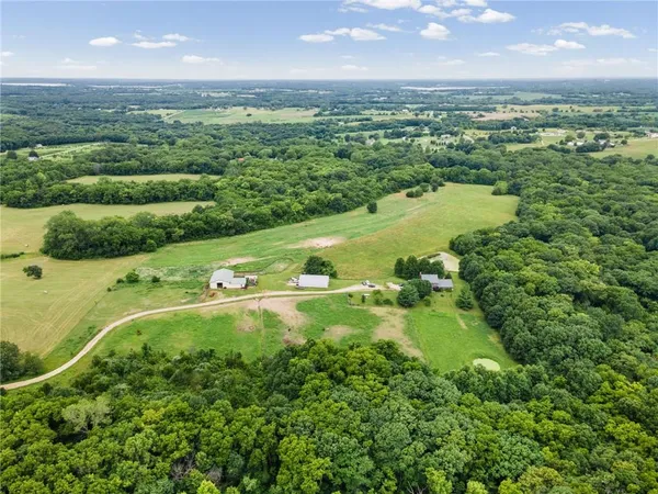 $990,000 | 19618 Neth Road, Trimble, MO 64492