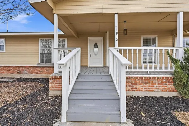 a view of entryway with a front door