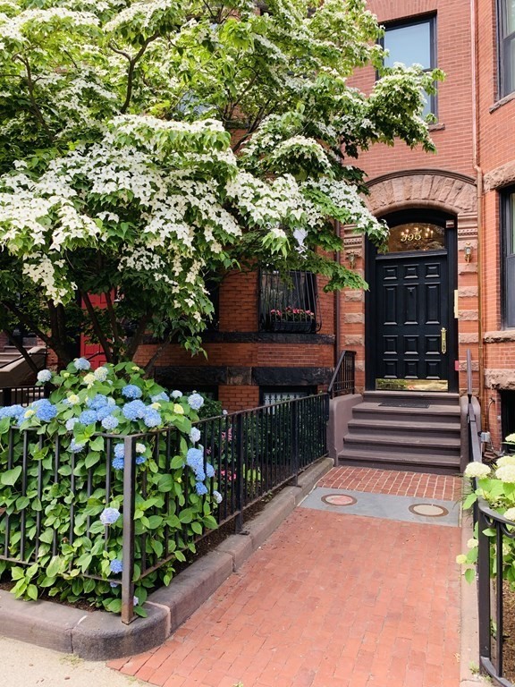 395 Marlborough Street, Unit 8 Boston, MA 02115 - Photo 2 of 19 a front view of a house with a yard