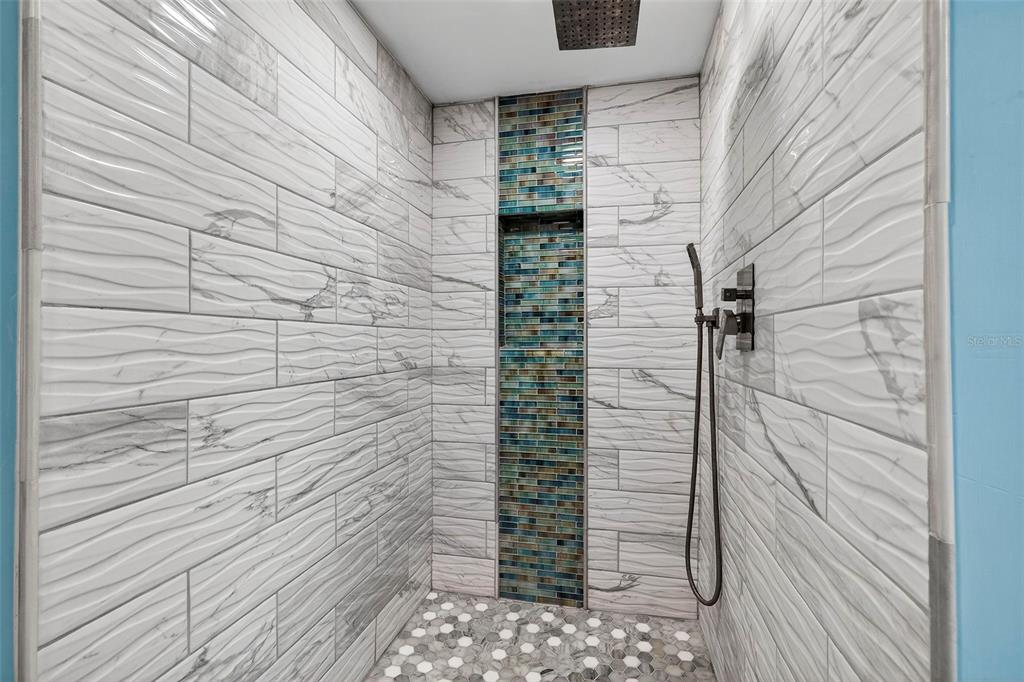 690 Island Way, Unit 1109 Clearwater Beach, FL 33767 - Photo 19 of 37 a bathroom with a shower