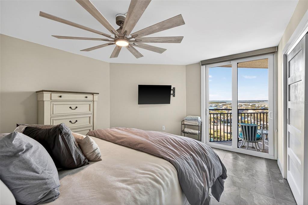 690 Island Way, Unit 1109 Clearwater Beach, FL 33767 - Photo 21 of 37 a bedroom with a large bed and a tv