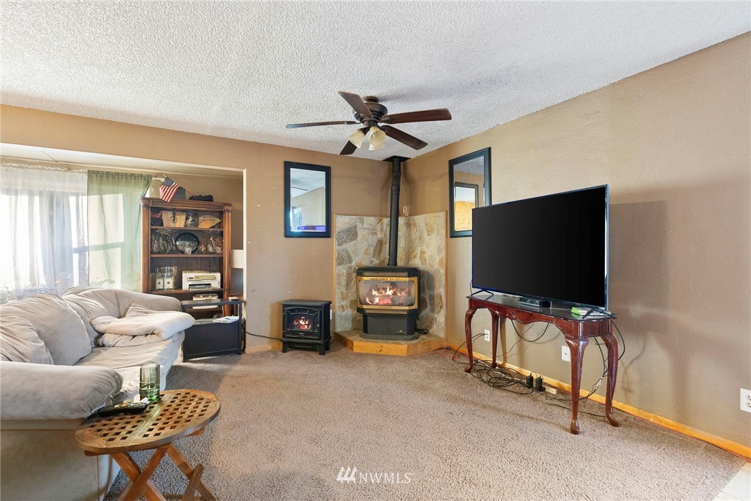 2071 Southeast Holman Road Port Orchard, WA 98367 - Photo 3 of 16 Gallery Image 3