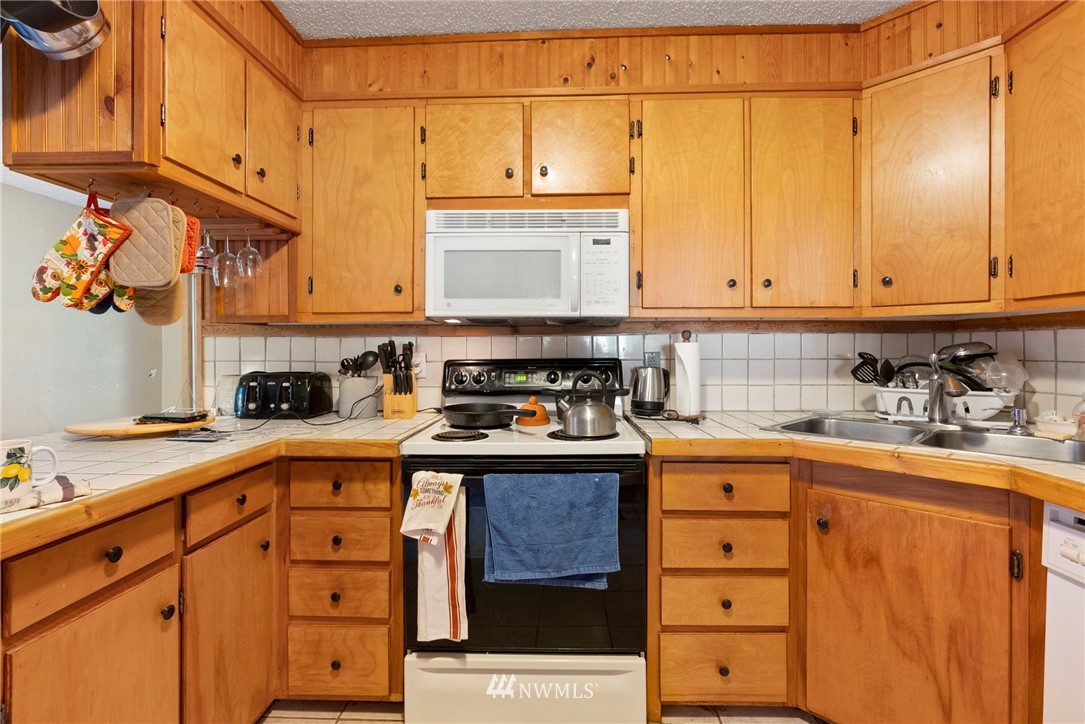 2071 Southeast Holman Road Port Orchard, WA 98367 - Photo 6 of 16 Gallery Image 6