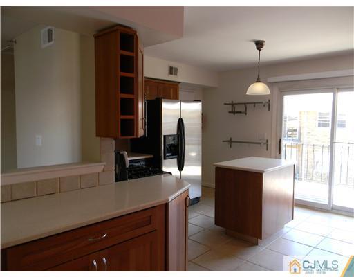192 Evergreen Road, Unit 2B Edison, NJ 08837 - Photo 3 of 16 Gallery Image 3