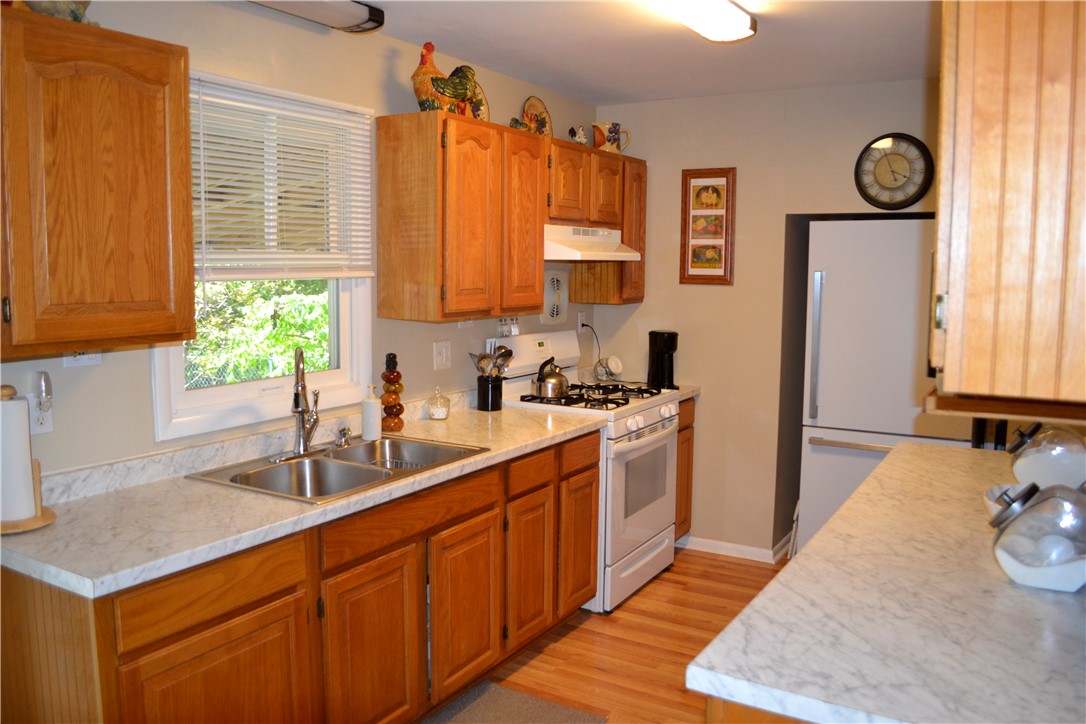 833 Dewitt Road Webster, NY 14580 - Photo 8 of 20 Kitchen