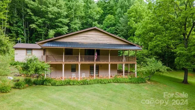 a view of a house with backyard and deck