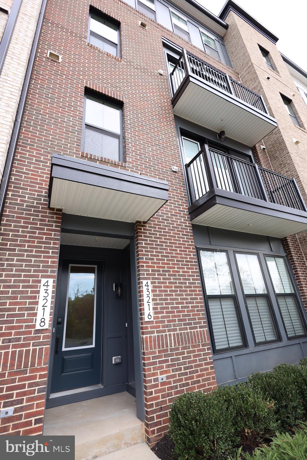 43218 Farringdon Square Ashburn, VA 20148 - Photo 2 of 52