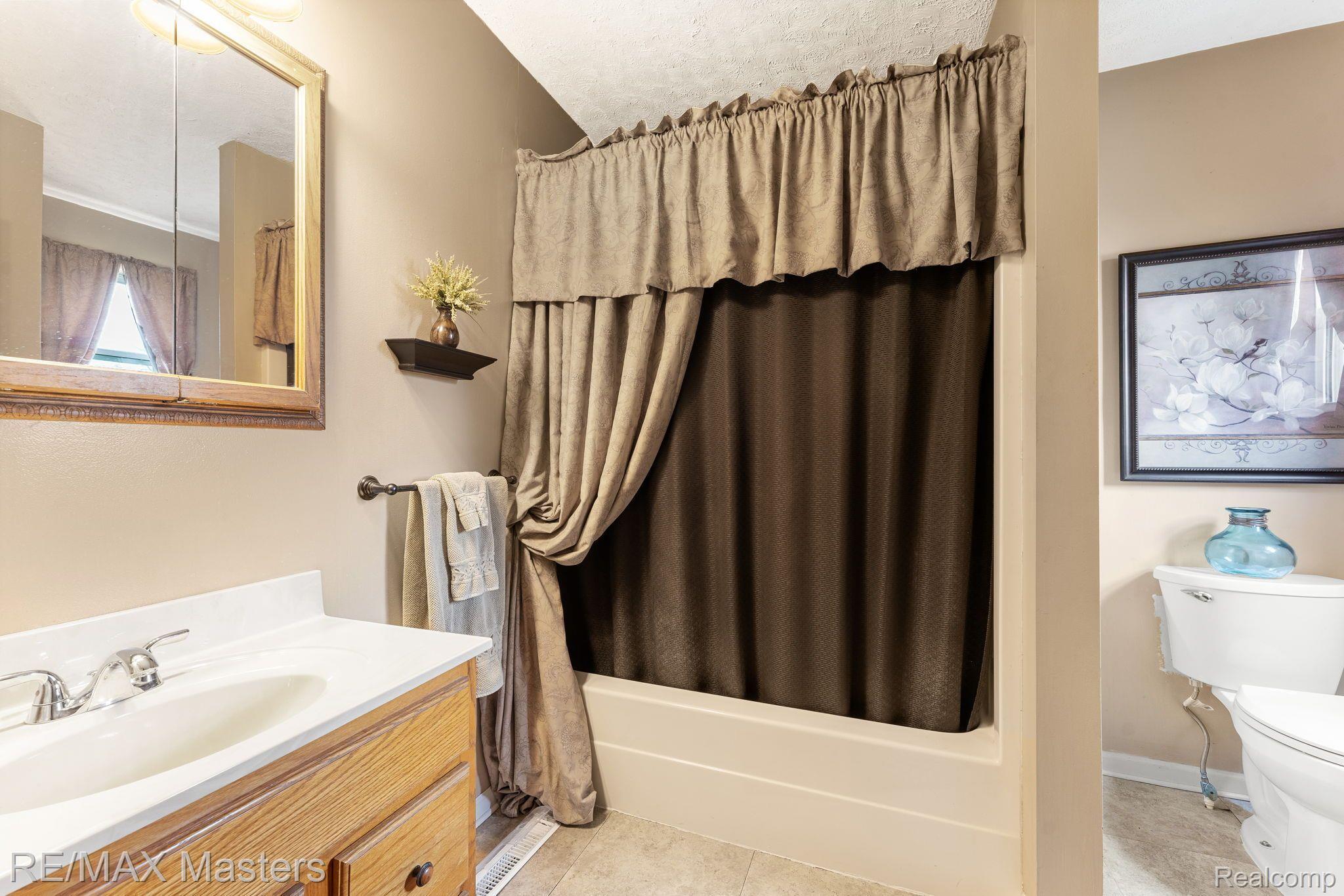 36540 Bismark Road New Boston, MI 48164 - Photo 17 of 25 Full Bathroom