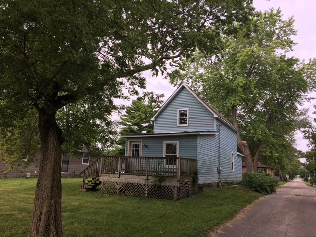 3213 Gideon Avenue Zion, IL 60099 - Photo 2 of 15 a front view of house with a garden