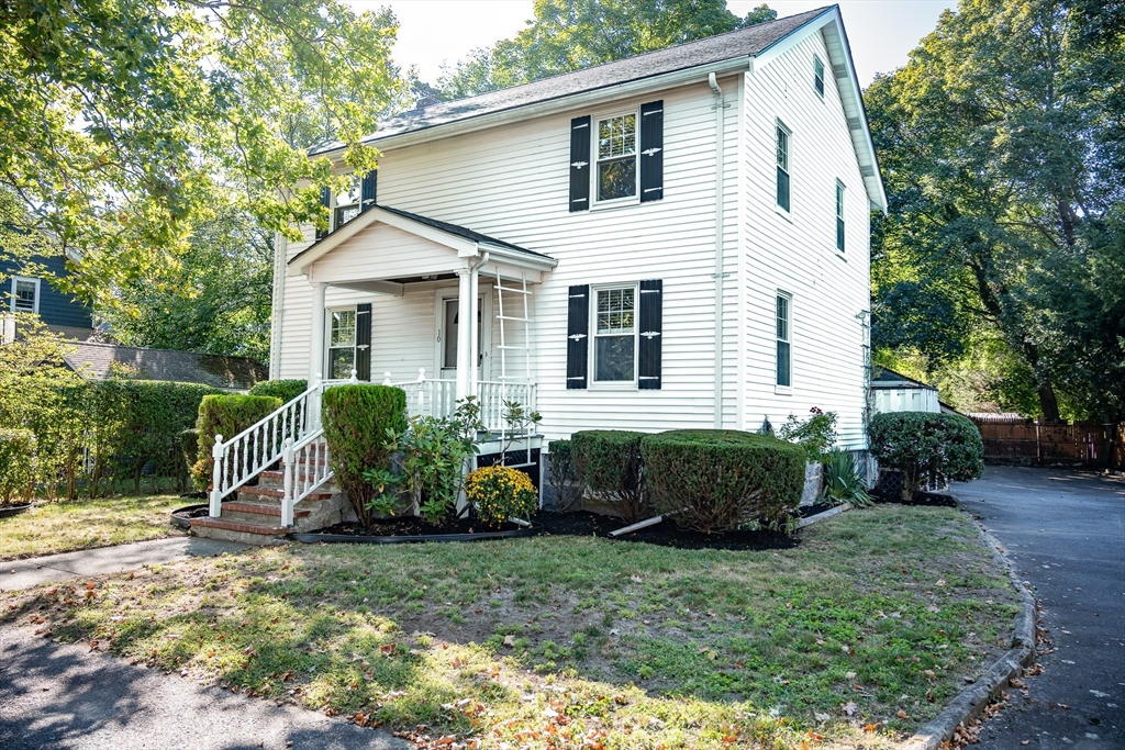 a view of a house with backyard