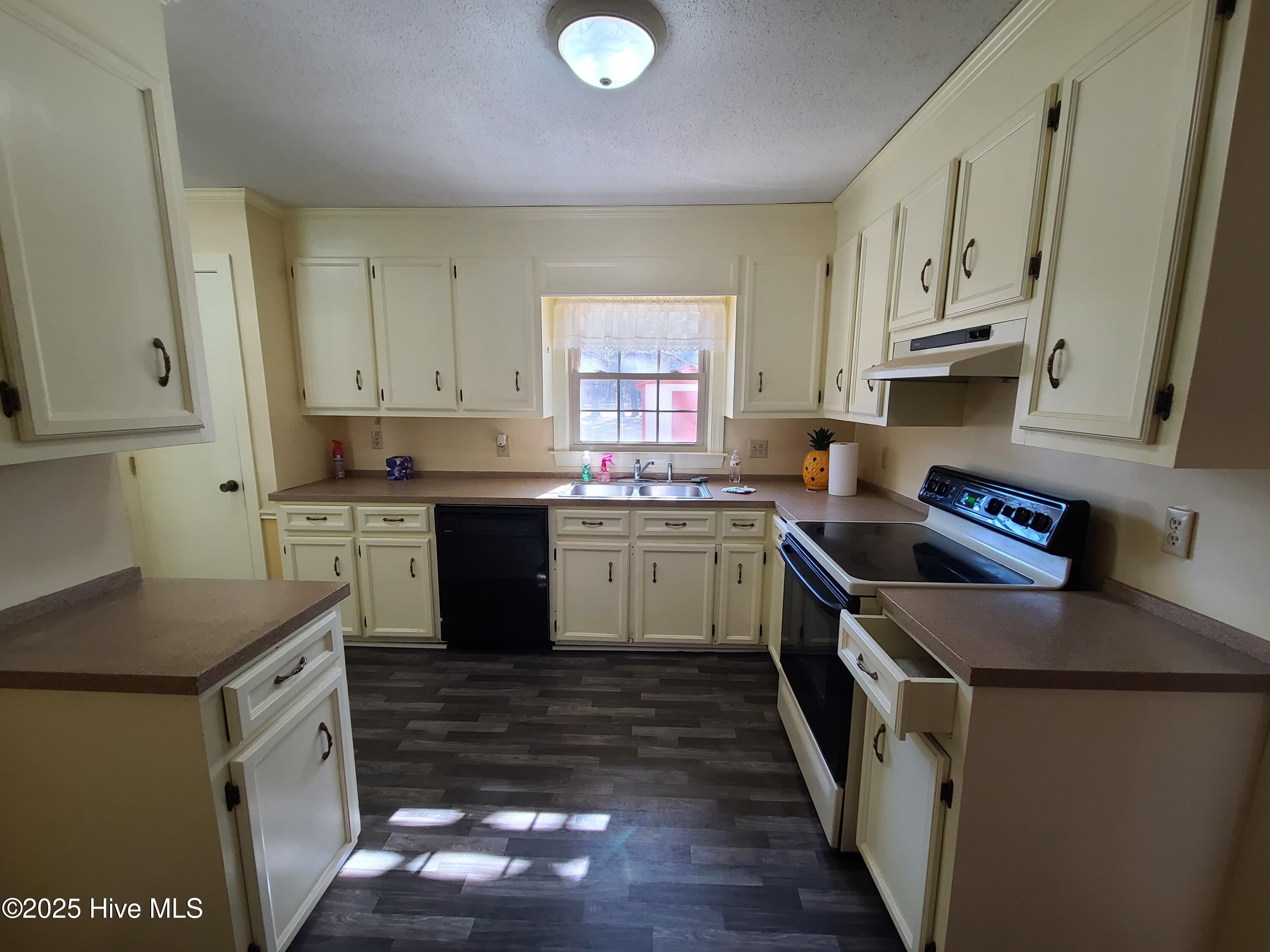 2011 Country Squire Road Kinston, NC 28504 - Photo 13 of 26 Kitchen