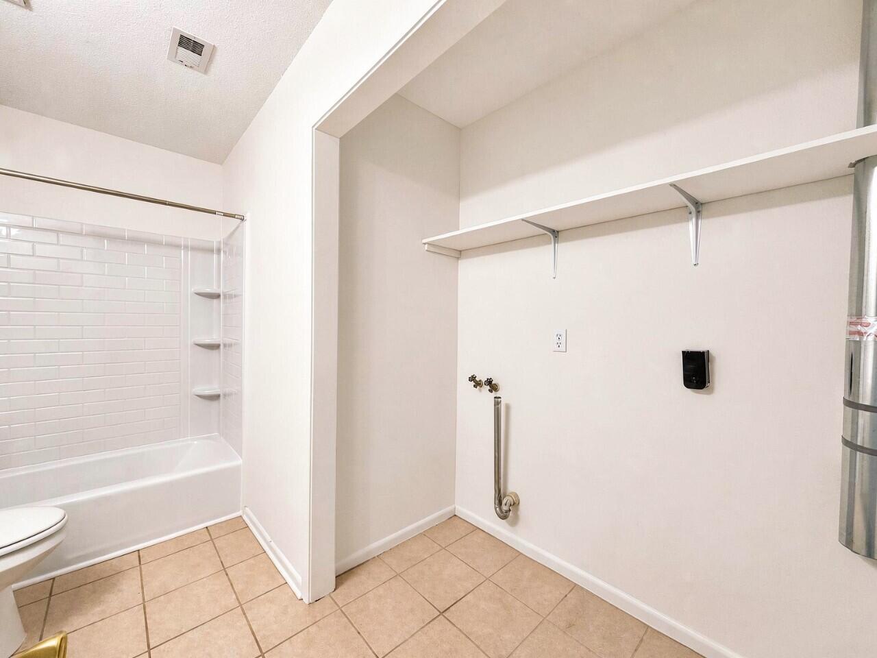 322 Pelham Road, Unit C Fort Walton Beach, FL 32547 - Photo 11 of 14 10-interior_primary_bathroom_2