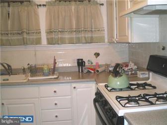 7425 Beverly Road Philadelphia, PA 19138 - Photo 3 of 7 Kitchen
