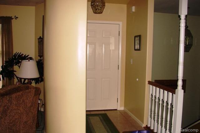 2 Main entrance with curved wall