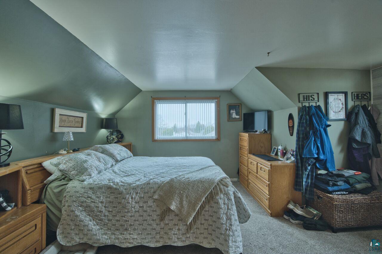 329 Wyandotte Road Hoyt Lakes, MN 55750 - Photo 20 of 52 Carpeted room with sloped ceilings and a window featuring blinds