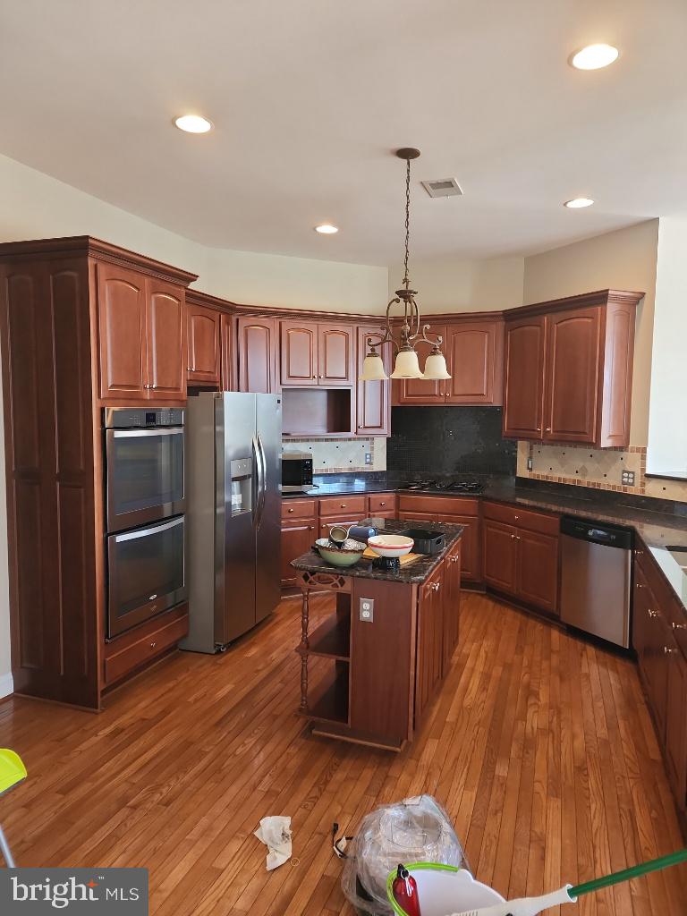 43417 Cedar Place Chantilly, VA 20152 - Photo 4 of 24 Warm wood tones in a spacious kitchen.