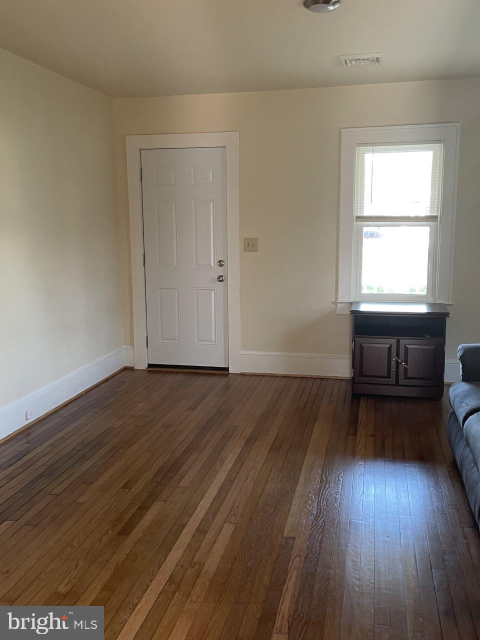 6013 Rosedale Drive King George, VA 22485 - Photo 3 of 12 Living Room (front entrance)