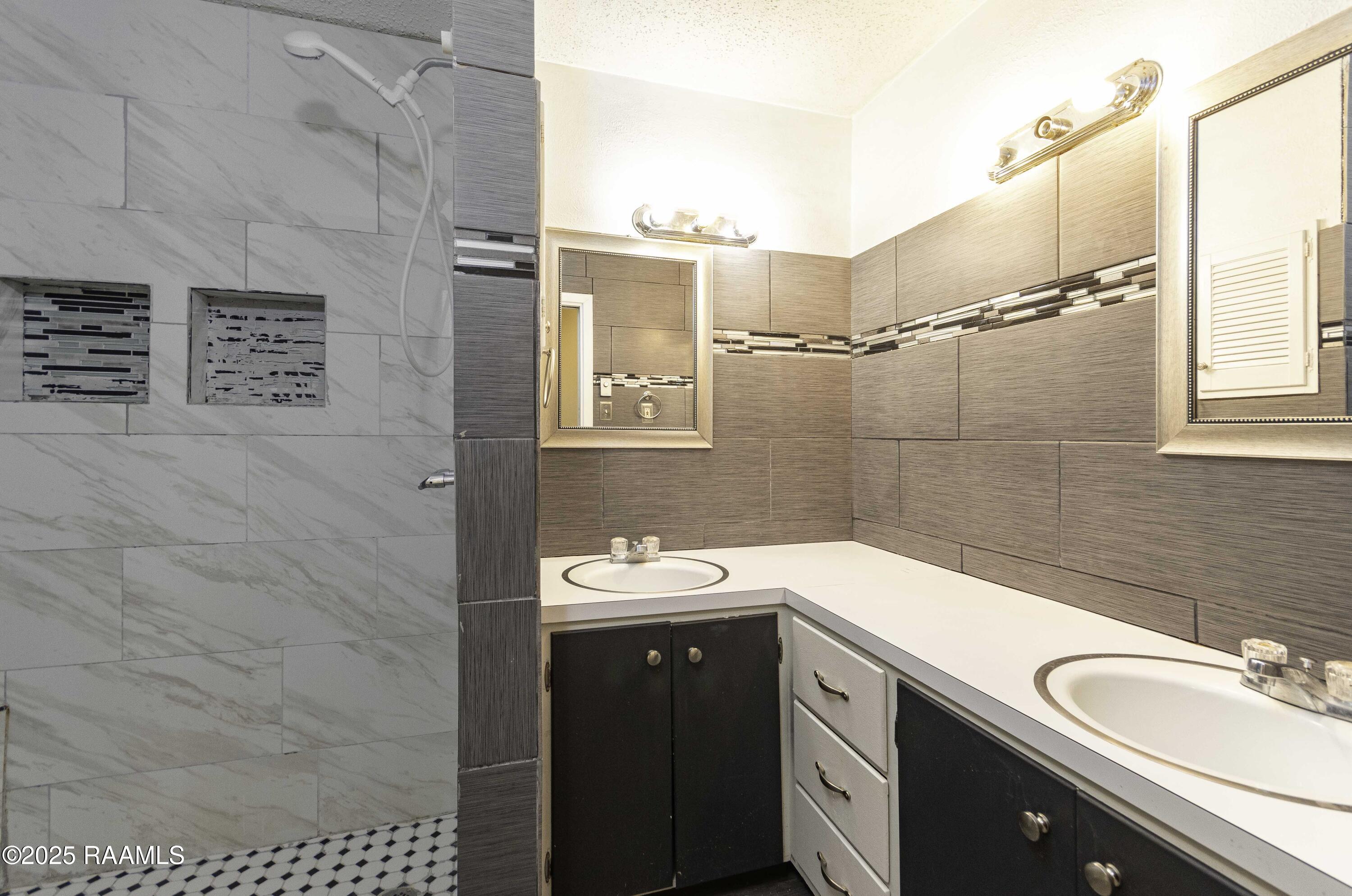 101 South Wakefield Drive Lafayette, LA 70503 - Photo 16 of 28 Guest Bath 1 (4)