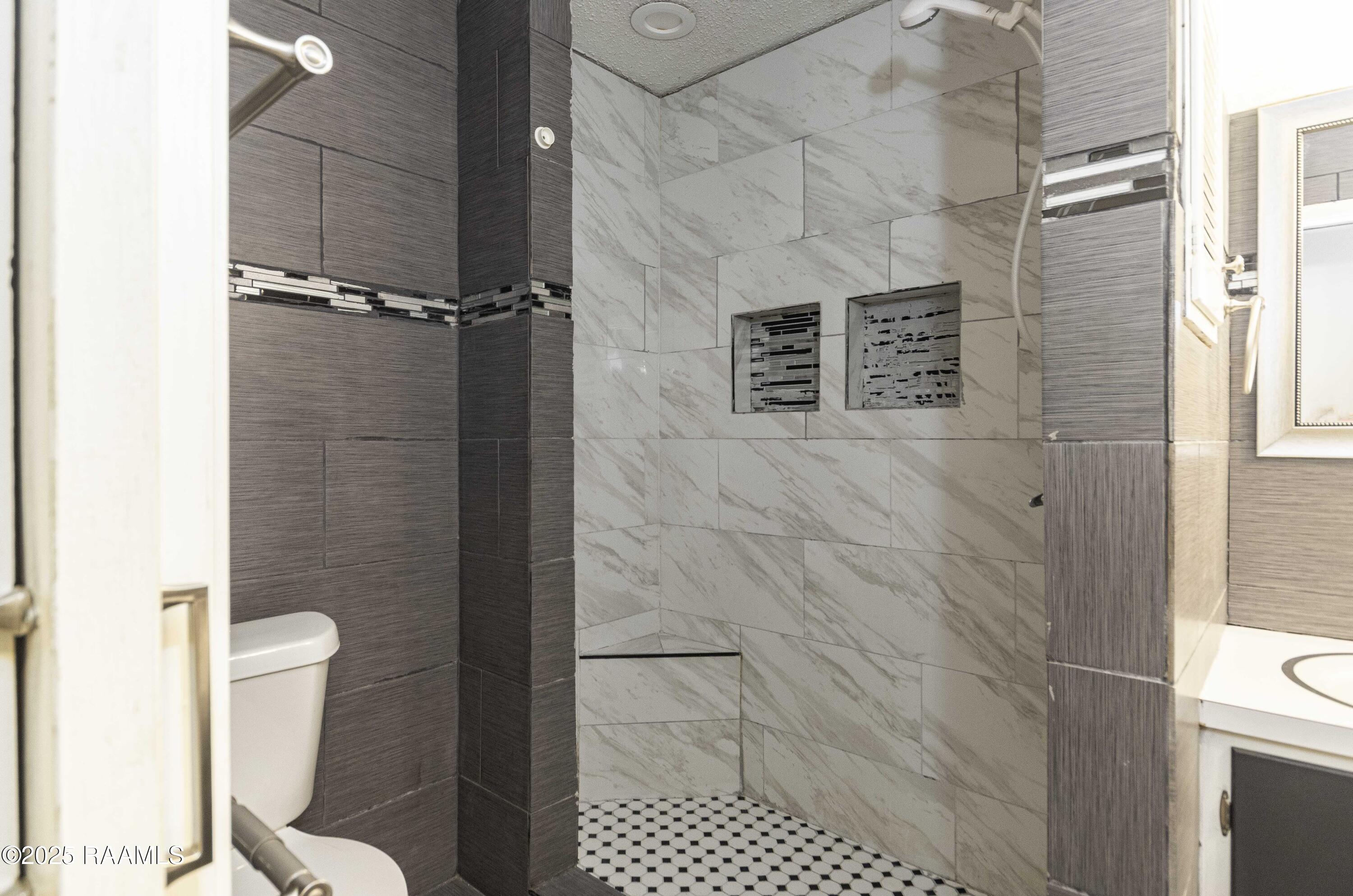 101 South Wakefield Drive Lafayette, LA 70503 - Photo 17 of 28 Guest Bath 2 (1)