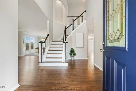 a view of a livingroom with furniture and entryway