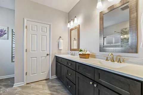 a view of a house with backyard and trees