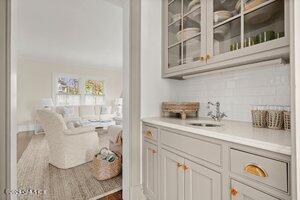65 Wallacks Drive Stamford, CT 06902 - Photo 13 of 53 11. wet bar
